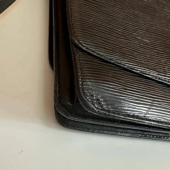 ✨Beautiful✨ Louis Vuitton Epi Leather Crossbody - Picture 9 of 11